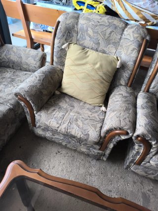 Sofás y mesa auxiliar de madera