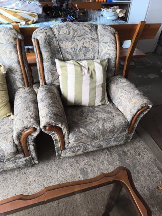 Sofás y mesa auxiliar de madera