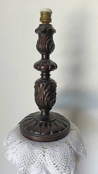 Lámpara de mesa madera tallada clásica