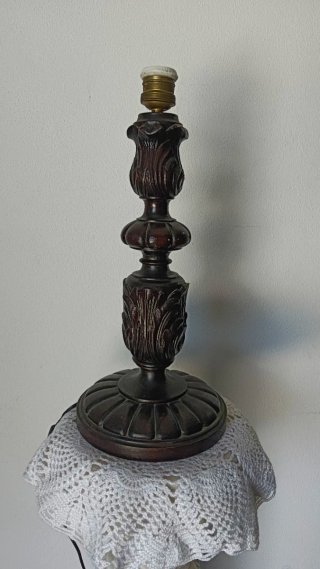 Lámpara de mesa madera tallada clásica