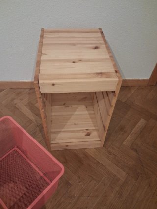 Mueble auxiliar madera y cesta