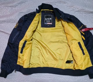 Chaqueta Alpha Industries azul y amarilla