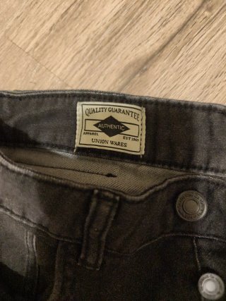 Pantalón negro desgastado Talla 42.