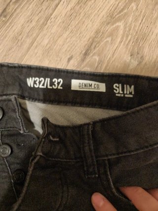 Pantalón negro desgastado Talla 42.