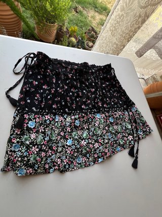 Minifalda floral Stradivarius Talla M