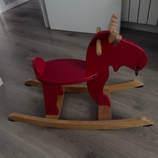Caballo balancín infantil rojo