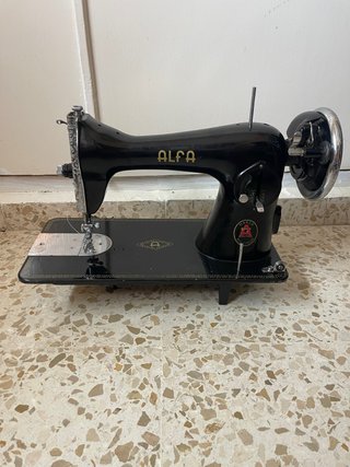 Máquina de coser Alfa antigua