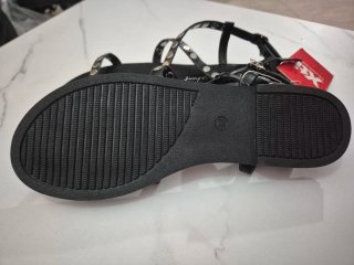 Sandalias Xti negras con tachuelas plateadas