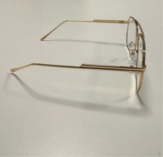 Montura de gafas doradas