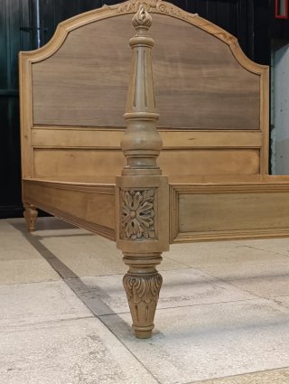 Cama antigua de madera