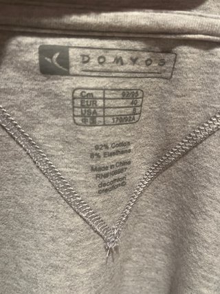 Sudadera gris con cremallera
