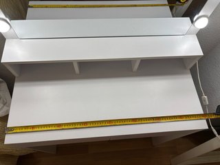 Tocador blanco con espejo y luces LED