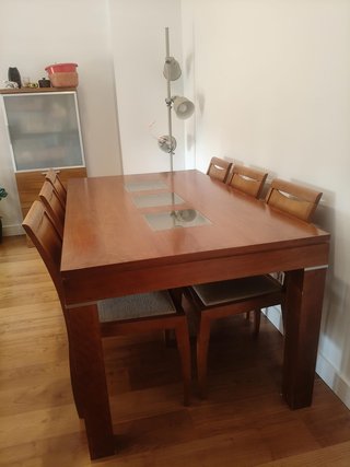 Mesa comedor extensible, 6 sillas y mueble vitrina