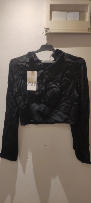 Elegante camisa negra de manga larga