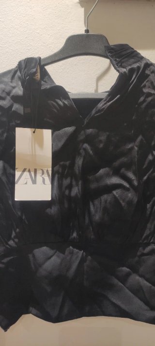 Elegante camisa negra de manga larga