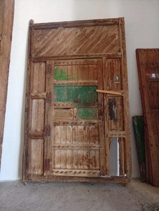 Portón antiguo madera y clavos 246x156cm