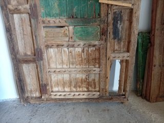 Portón antiguo madera y clavos 246x156cm
