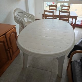 Mesa ovalada blanca y 5 sillas