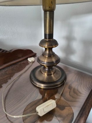 Lampade da tavolo dorate e bianche