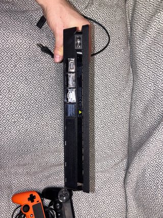 PS4 Slim 500GB + 2 mandos y 8 juegos