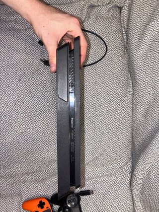 PS4 Slim 500GB + 2 mandos y 8 juegos