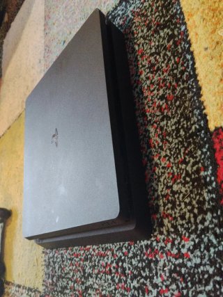 PS4 Slim Negra con 2 Mandos y Cables