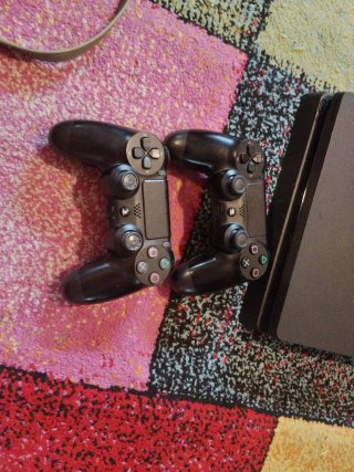 PS4 Slim Negra con 2 Mandos y Cables