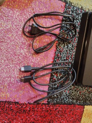 PS4 Slim Negra con 2 Mandos y Cables