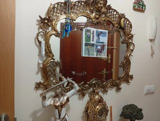 recibidor de entrada con espejo mármol y metal