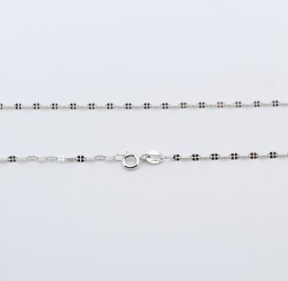 Cadena de oro blanco de 18k. Peso: 1.82 gr
