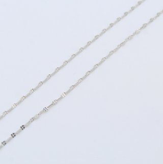 Cadena de oro blanco de 18k. Peso: 1.82 gr
