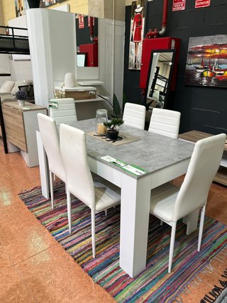Mesa de comedor gris y blanca