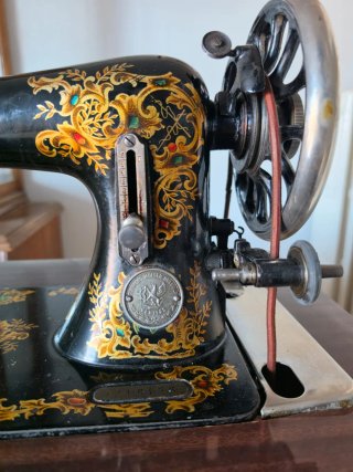 Máquina de coser Singer antigua con mueble