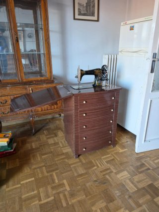 Máquina de coser Singer antigua con mueble