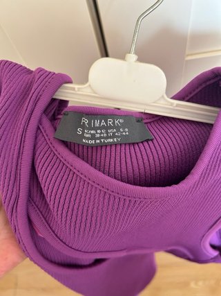 Vestido morado con escote asimétrico
