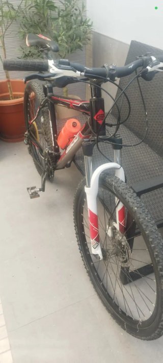 Bicicleta Montaña Negra y Roja