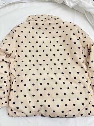 Abrigo impermeable reversible beige y negro