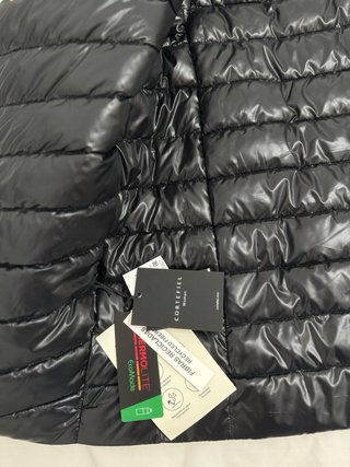 Abrigo impermeable reversible beige y negro