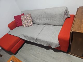 Sofá de tela rojo y gris