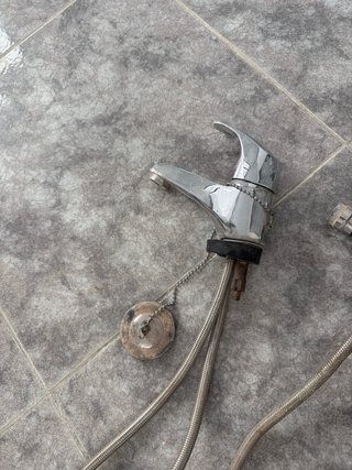 Grifo de baño y lavabo de metal