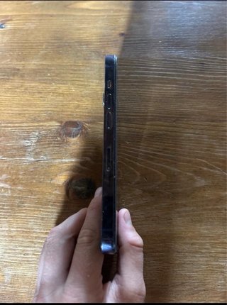 iPhone 14 Pro con accessori