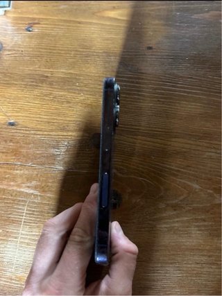 iPhone 14 Pro con accessori