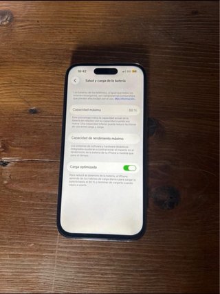 iPhone 14 Pro con accessori