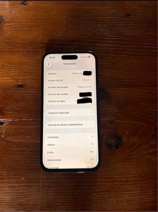 iPhone 14 Pro con accessori
