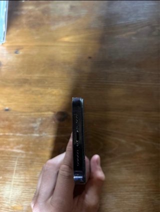iPhone 14 Pro con accessori