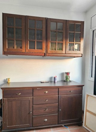 Mueble de madera con vitrina y cajones