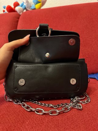 Bolso negro con cadena plateada