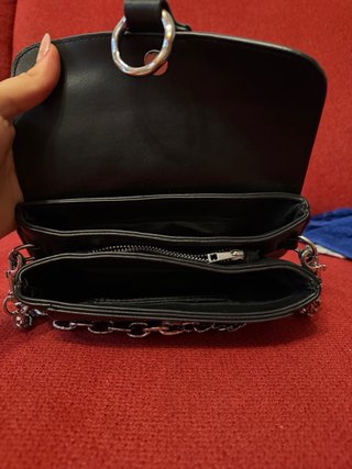 Bolso negro con cadena plateada