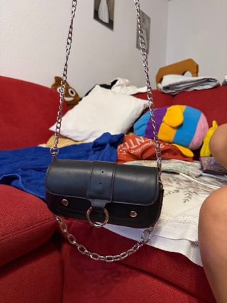 Bolso negro con cadena plateada