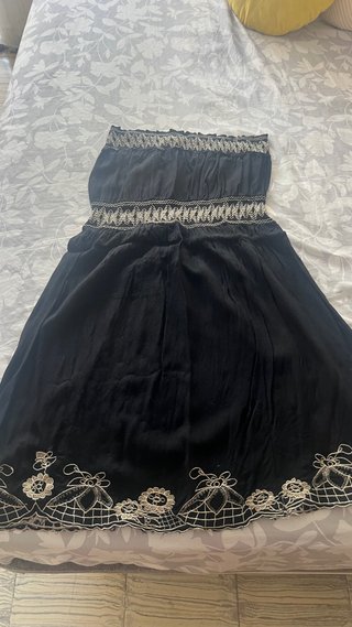 Vestido palabra de honor negro bordado
